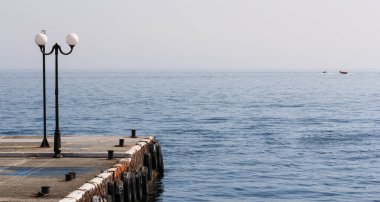 Fenerli deniz iskelesi.