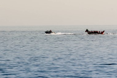 Kalabalık deniz aktiviteleri.