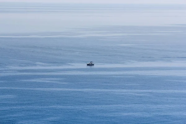 Boot op het zee-oppervlak. — Stockfoto