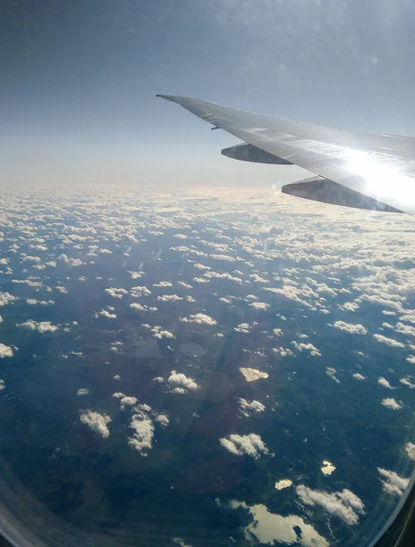 Wolken onder de vleugels van een vliegtuig. — Stockfoto