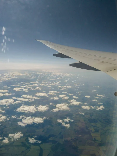 Aterragem sob a asa de um avião . — Fotografia de Stock