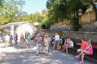 İnsanlar banklarda dinleniyor..