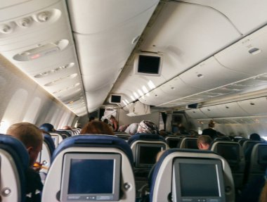 Uçaktaki koltuklarda oturan yolcular.