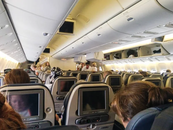 乘客在起飞前填满机舱. — 图库照片