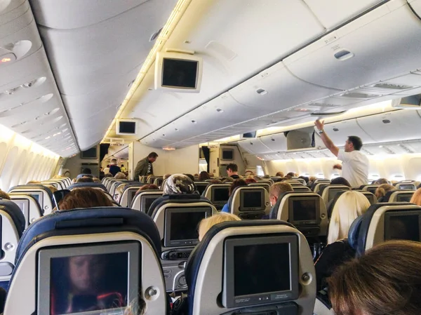 Personas en la cabina de un avión de cuerpo ancho . — Foto de Stock