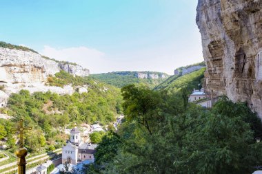 Kayaların arasındaki vadideki manastır..