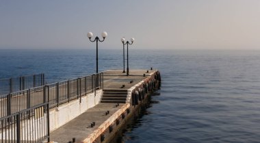 İskeledeki ışıklar.