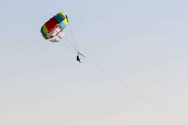 Menschen fliegen mit dem Fallschirm. — Stockfoto