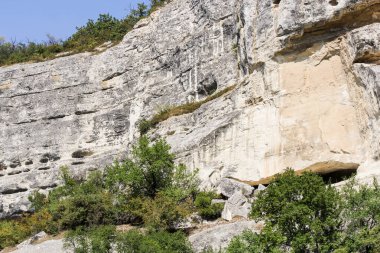 Taş kayalardaki mağaralar.