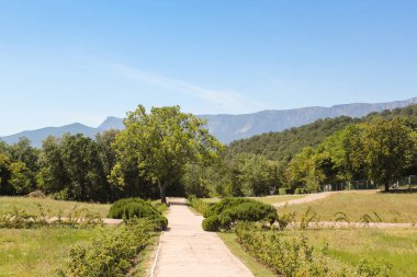 Parkın ötesindeki dağlar.