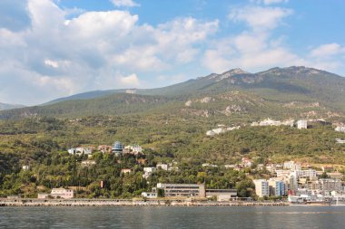 Deniz kıyısında bir dağ.