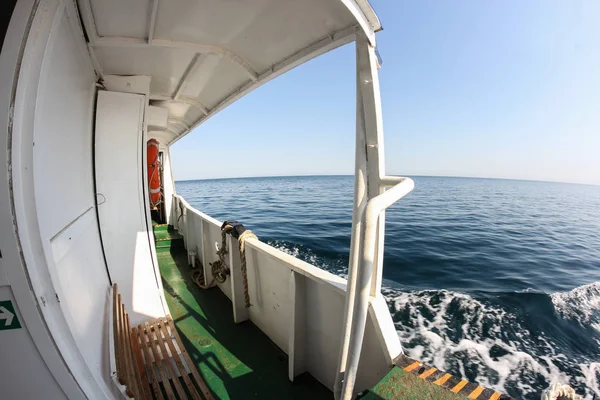 Wandeling op zee op een schip. — Stockfoto