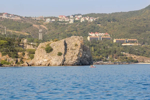 Stone cliff near the shore. — Stock Photo, Image