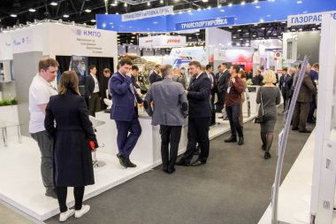 Tribünler arasındaki koridorlarda ziyaretçiler.