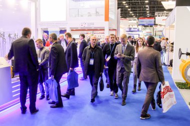 Sanayi fuarında sergilenen bir grup insan