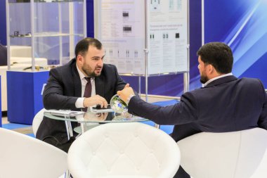 İş görüşme masasında.