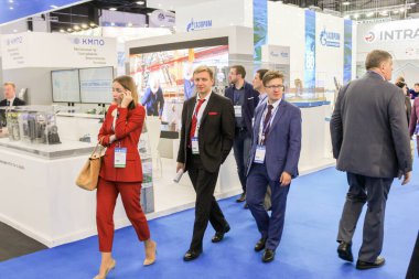 Bir sanayi fuarının koridorlarında iş adamları.