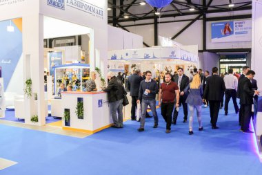 Bir sanayi sergisine ziyaretçiler.