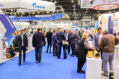 Bir sanayi fuarındaki kalabalık..