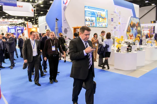 Multitud de empresarios en una exposición industrial . — Foto de Stock