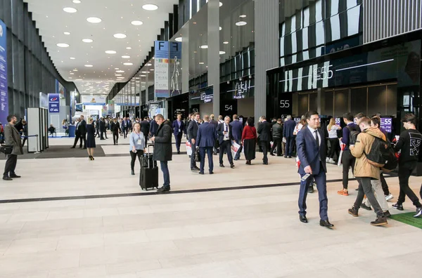 Crowds of business people in the lobby of the spacious Expoforum — Stock Photo, Image