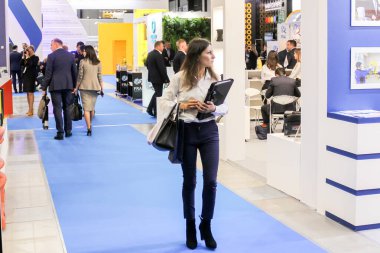 Kağıtlar için klasörü olan kadın.