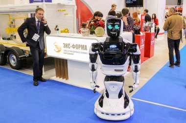 Endüstriyel bir sergide robot.