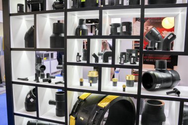 Ürün örneklerinin yanında dur.