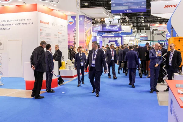 Una multitud de empresarios en una exposición industrial . — Foto de Stock