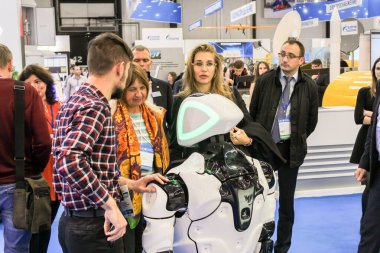 Robotla insanların iletişimi.