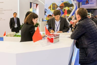 Şirket masasının yakınındakiler..