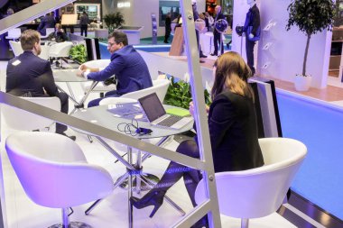 Kız bir dizüstü bilgisayar ile masada.