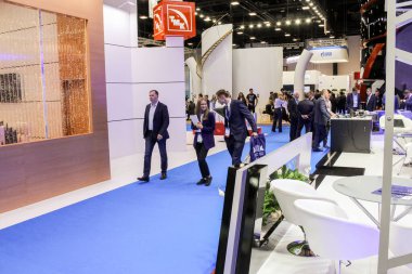 Tribünler arasındaki koridorlarda ziyaretçiler.