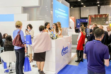 Endüstri forumundaki insanlar.