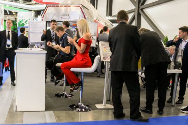 Kırmızılı kız iş adamları arasında akıllı telefonlu..