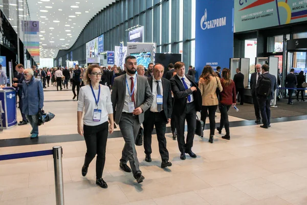 Multidões de empresários no lobby da Expoforum . — Fotografia de Stock