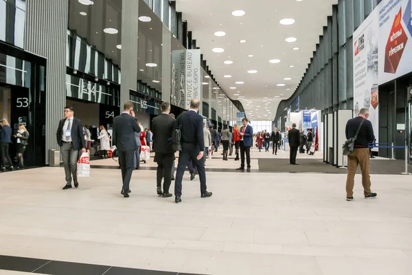 Visitors in the spacious lobby of the Expoforum. — Stock Photo, Image