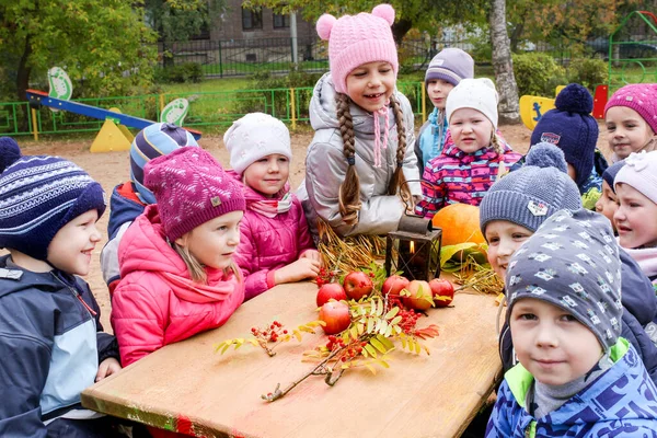Группа детей в саду за столом с осенью еще л — стоковое фото