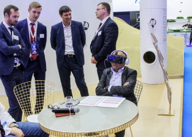 Masanın yanındaki iş adamları..