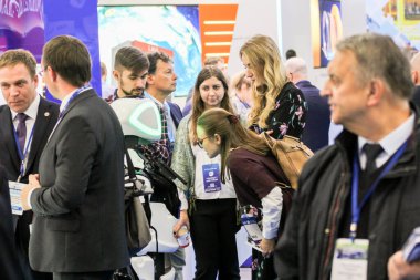 Robotla gençlik iletişimi.