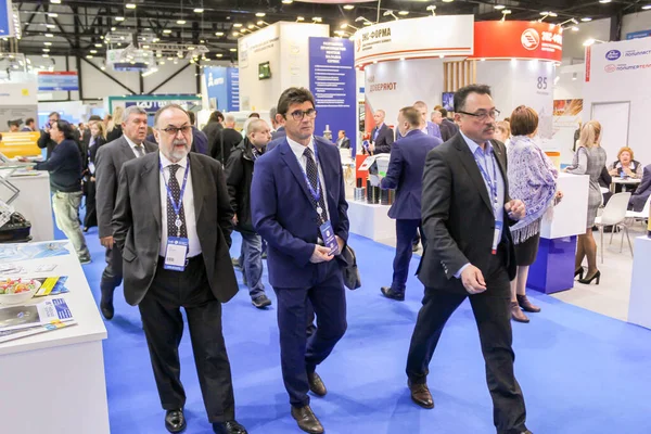 Grupo de empresarios en una sala de exposición . — Foto de Stock