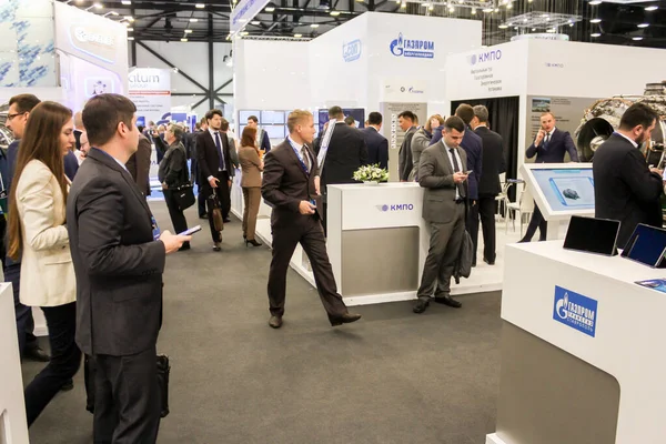 Gente de negocios entre los stands de las empresas . — Foto de Stock