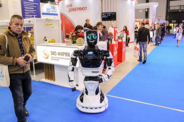 Robot rafın yanındaki koridorda..
