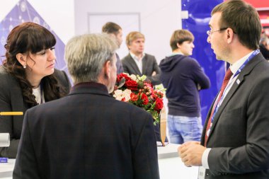 Tezgahta çiçeklerle bekleyen ziyaretçiler.