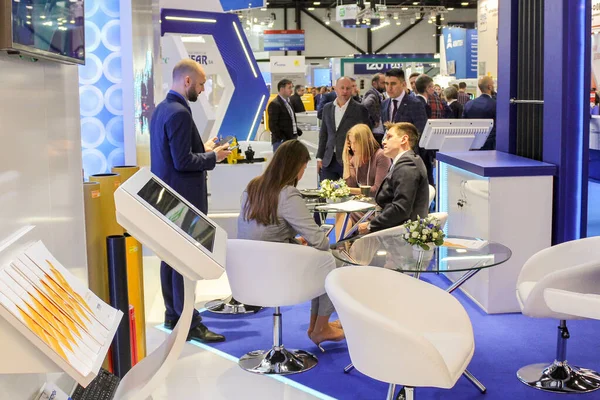 Dinlenme alanındaki masalardaki insanlar..