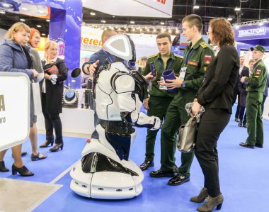 Gençlerin bir robotla iletişim kurması.