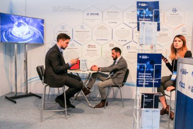 Endüstri forumundaki insanlar.