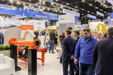 Sanayi ekipmanları arasında ziyaretçiler.