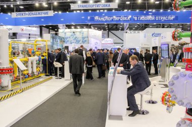 Bir sanayi fuarındaki kalabalık..