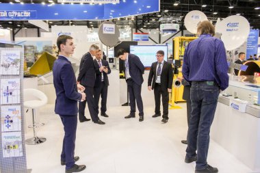 Şirket standındaki işadamları.